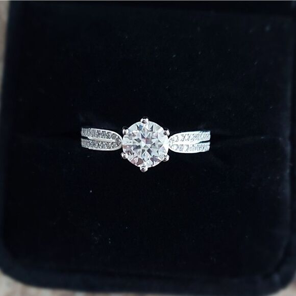 1 Carat Round Moissanite 925 Silver Ring - Picture 1 of 12
